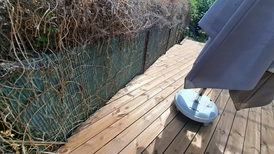 Terrasse en bois : terrasse en bois posée sous une pergola