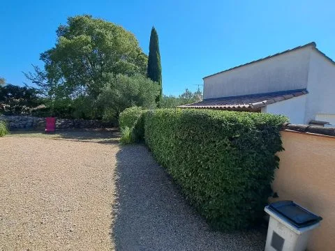 Entretien de jardin : jardin entretenu autour d'une piscine, oliviers et haies taillées, photo 7