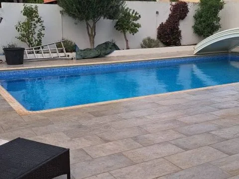 Taille d'arbustes : haies et arbustes taillés dans un jardin avec piscine