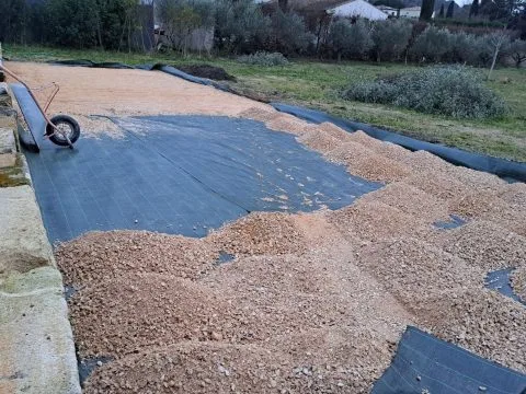 Terrain de pétanque : terrain de pétanque stabilisé, bordures en pierre et sable, photo 2