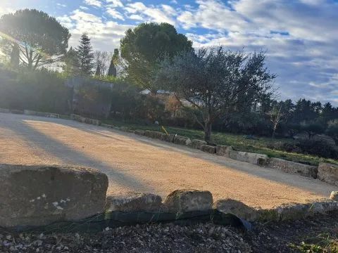 Terrain de pétanque : terrain de pétanque stabilisé, bordures en pierre et sable, photo 3