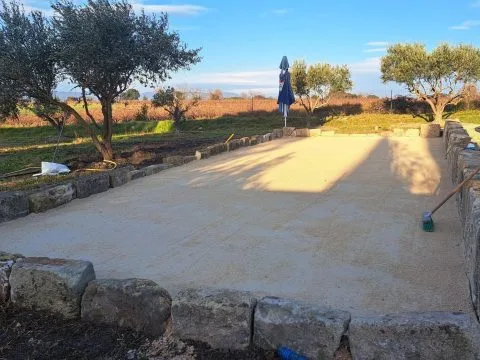 Terrain de pétanque : terrain de pétanque stabilisé, bordures en pierre et sable, photo 5