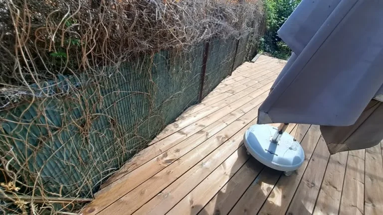 Terrasse en bois : terrasse en bois posée sous une pergola