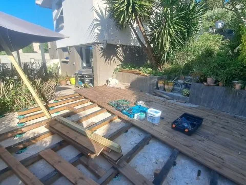 Terrasse en bois : terrasse en bois posée sous une pergola, photo 3