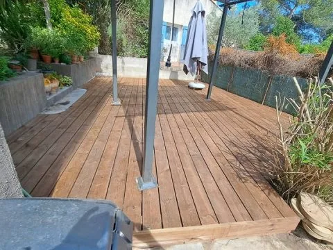 Terrasse en bois : terrasse en bois posée sous une pergola, photo 4