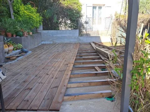 Terrasse en bois : terrasse en bois posée sous une pergola, photo 6