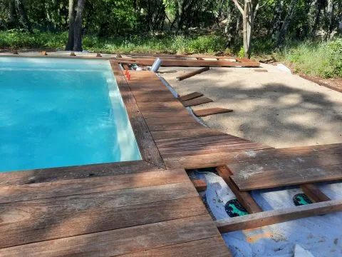 Terrasse pour piscine : platelage en bois exotique autour d'un bassin, en cours de pose, photo 3